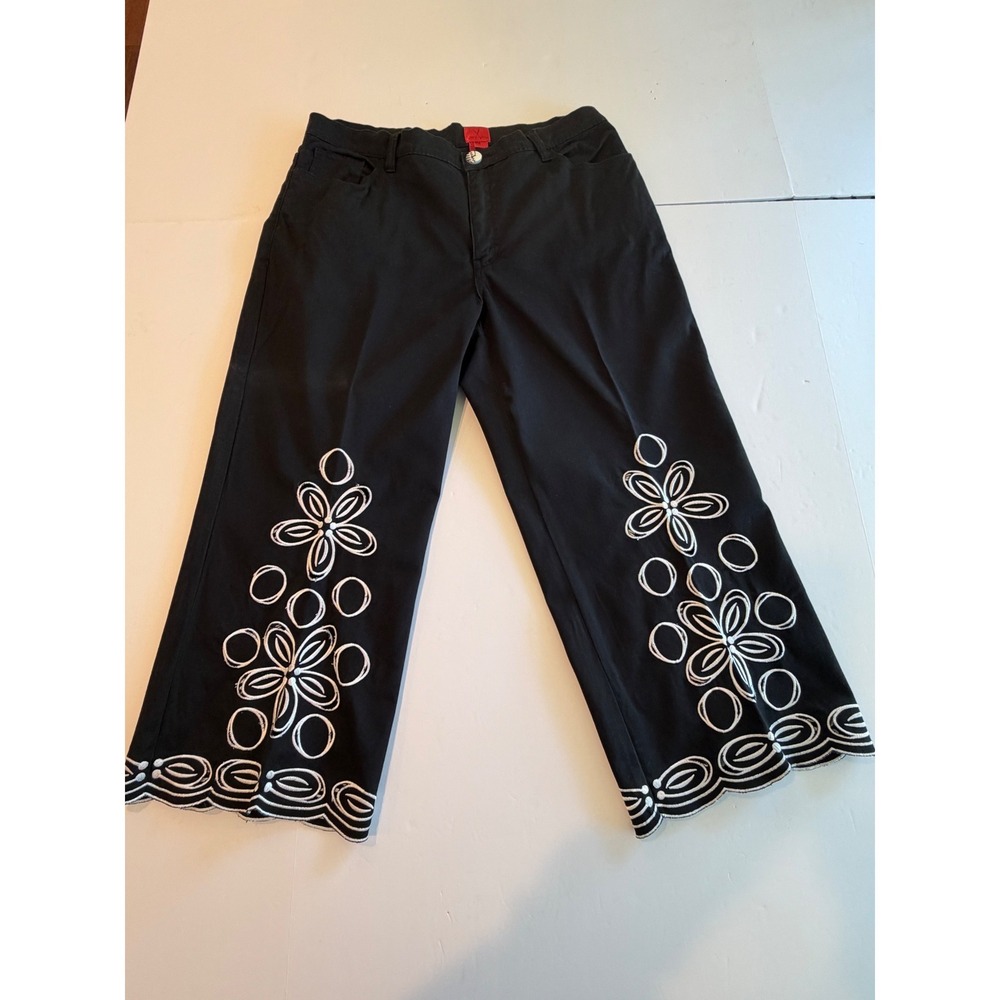 Very Vera Black Embroidered Scalloped‎ Hem Cropped Pants Womens Size P14 Floral